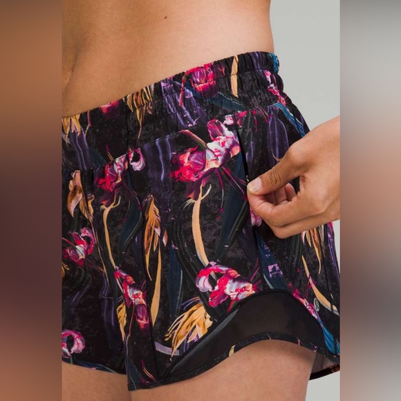 Lululemon Hotty Hot Low-Rise Lined Short 4” Size 6 - Picture 5 of 13